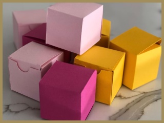 Malé papírové krabičky ve veselých barvách Colorplanu