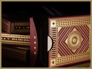 Papírová krabička na hrací karty v barvě Colorplan Claret zdobená zlatou fólií