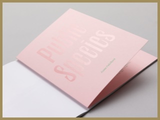 Kniha Public Species má obálku z Colorplanu Candy Pink
