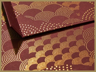 Prémiový papírový obal z Colorplanu Claret dekorovaného ražbou zlatou fólií
